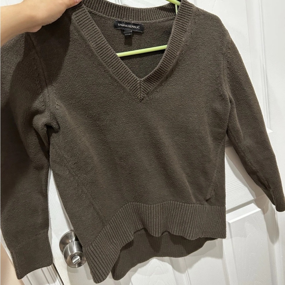 Banana Republic Women's V-Neck Sweater in Olive green